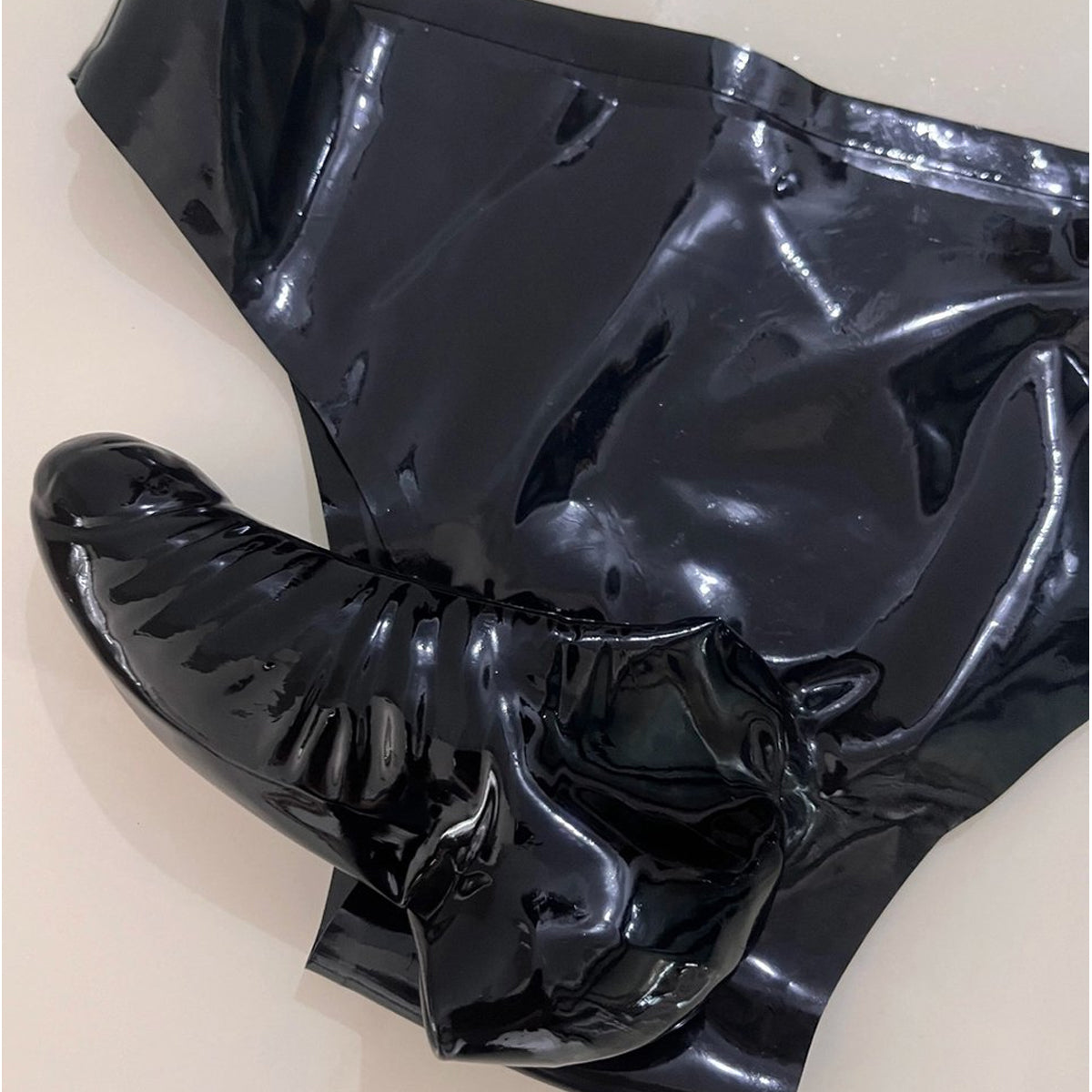 Latex Slip met Gesloten Penis Sleeve