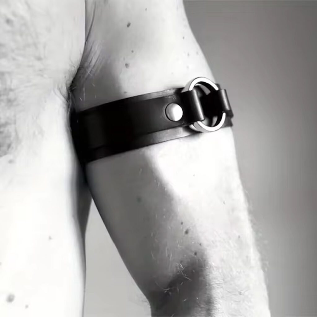 bovenarm, bondage, leder, bicep, armband, heren, SM, BDSM, leather look, erotiek